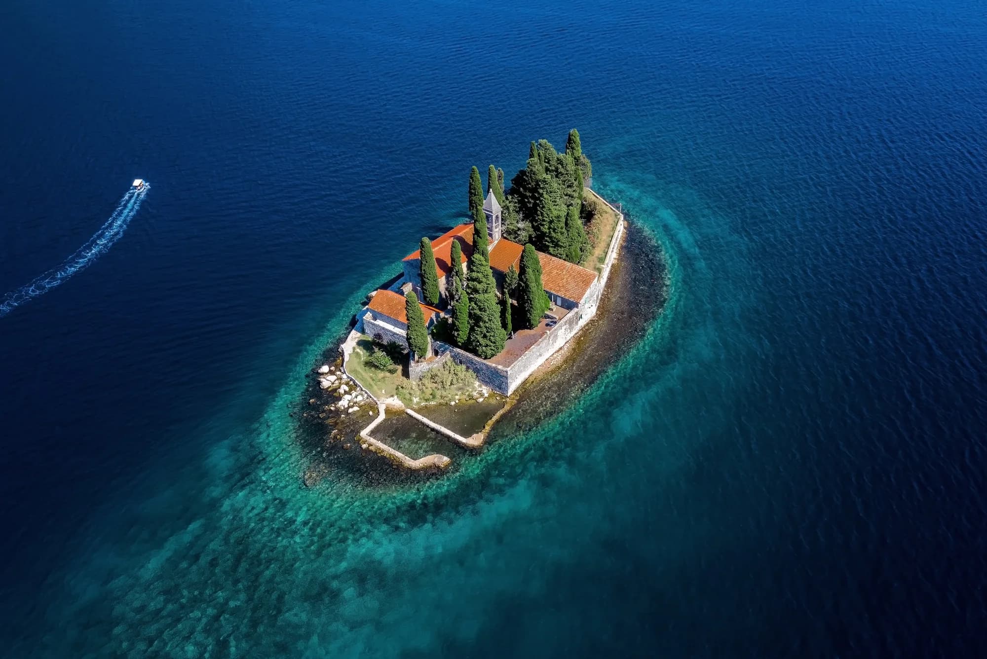 Die Insel St. Georg mit Benediktinerkloster und Zypressen aus der Luft