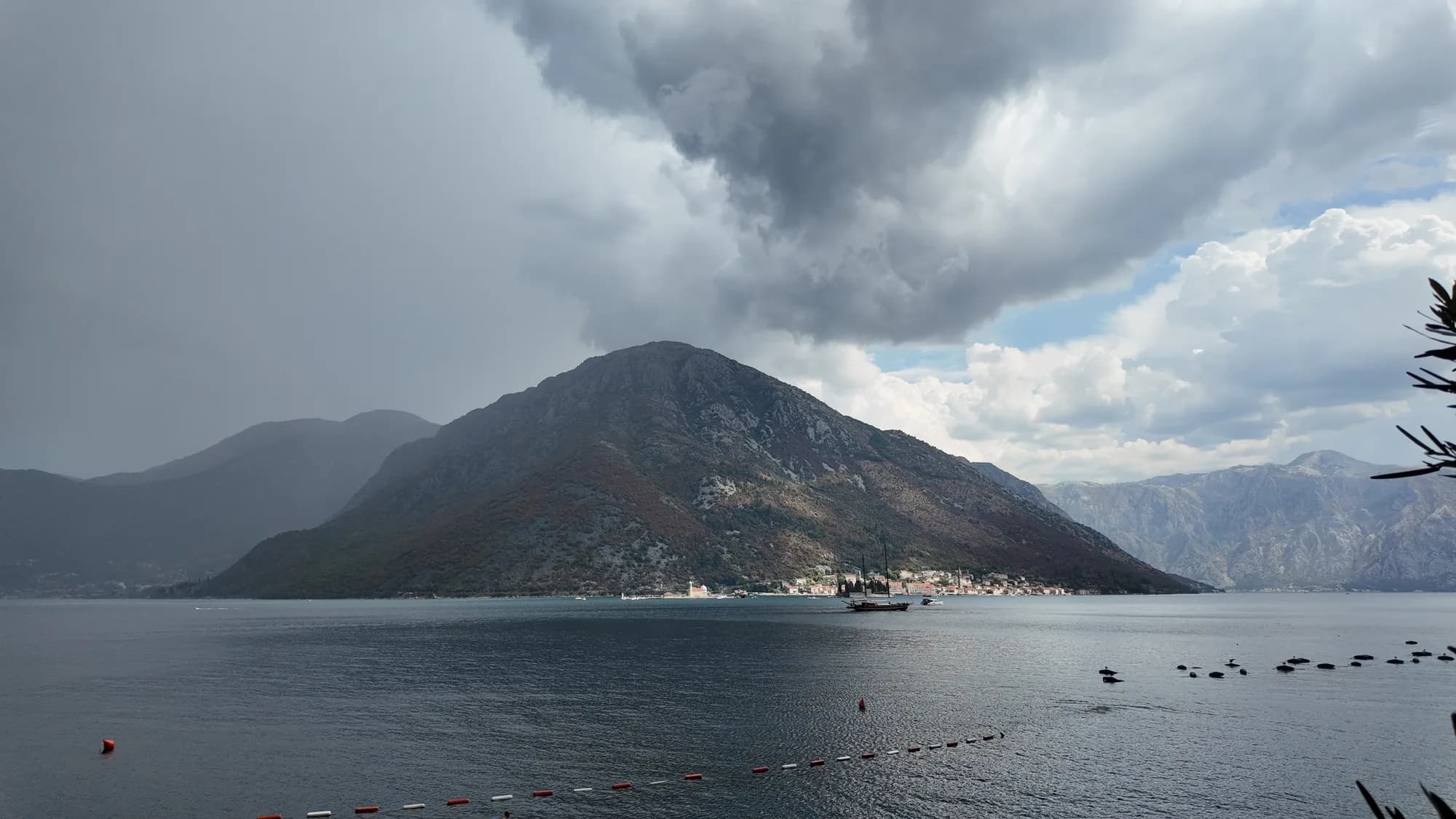 Eine Gewitterwolke über Perast und der Insel Sveti Đorđe, über die Meerenge von Kostanjica aus gesehen