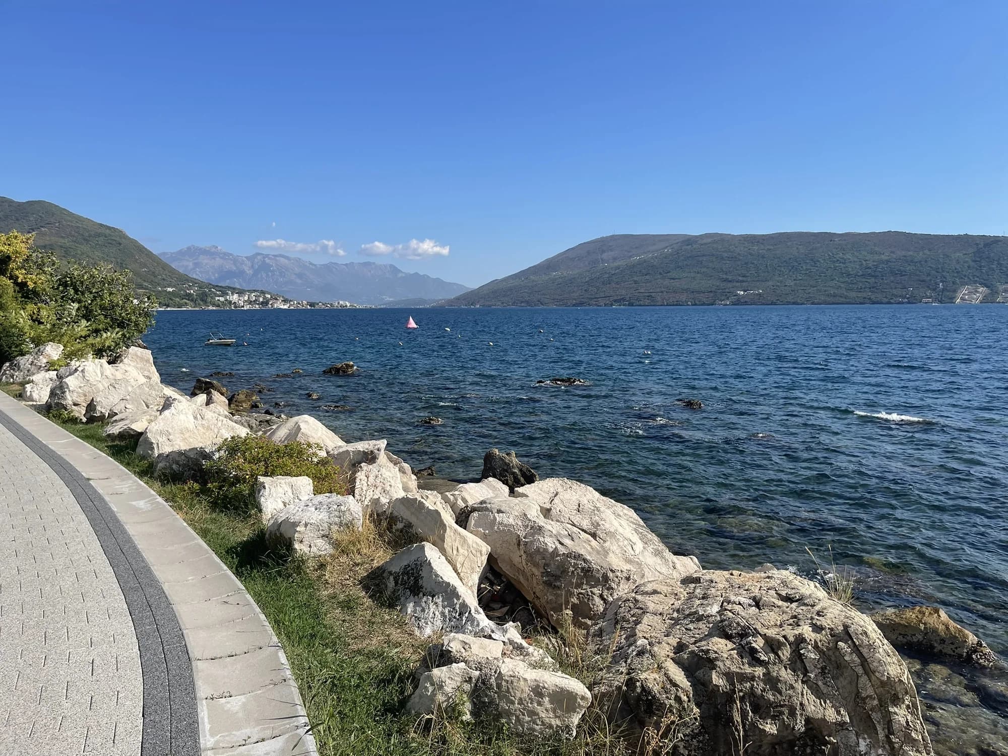 The level Pet Danica promenade beside Savina’s rocky shore and clear bay
