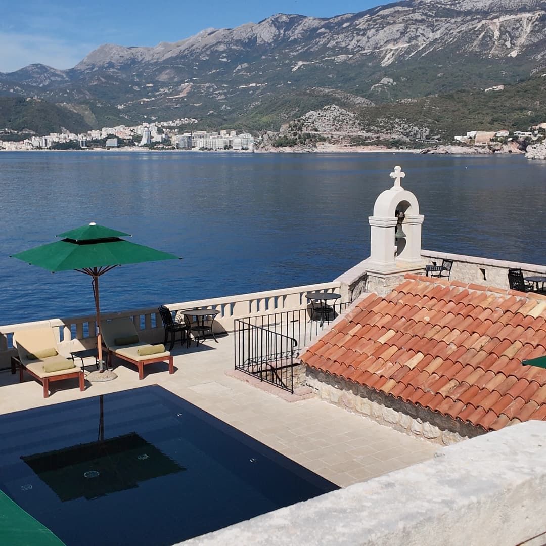 Morska terasa i mali zabat među terakota krovovima u Amanu Sveti Stefan