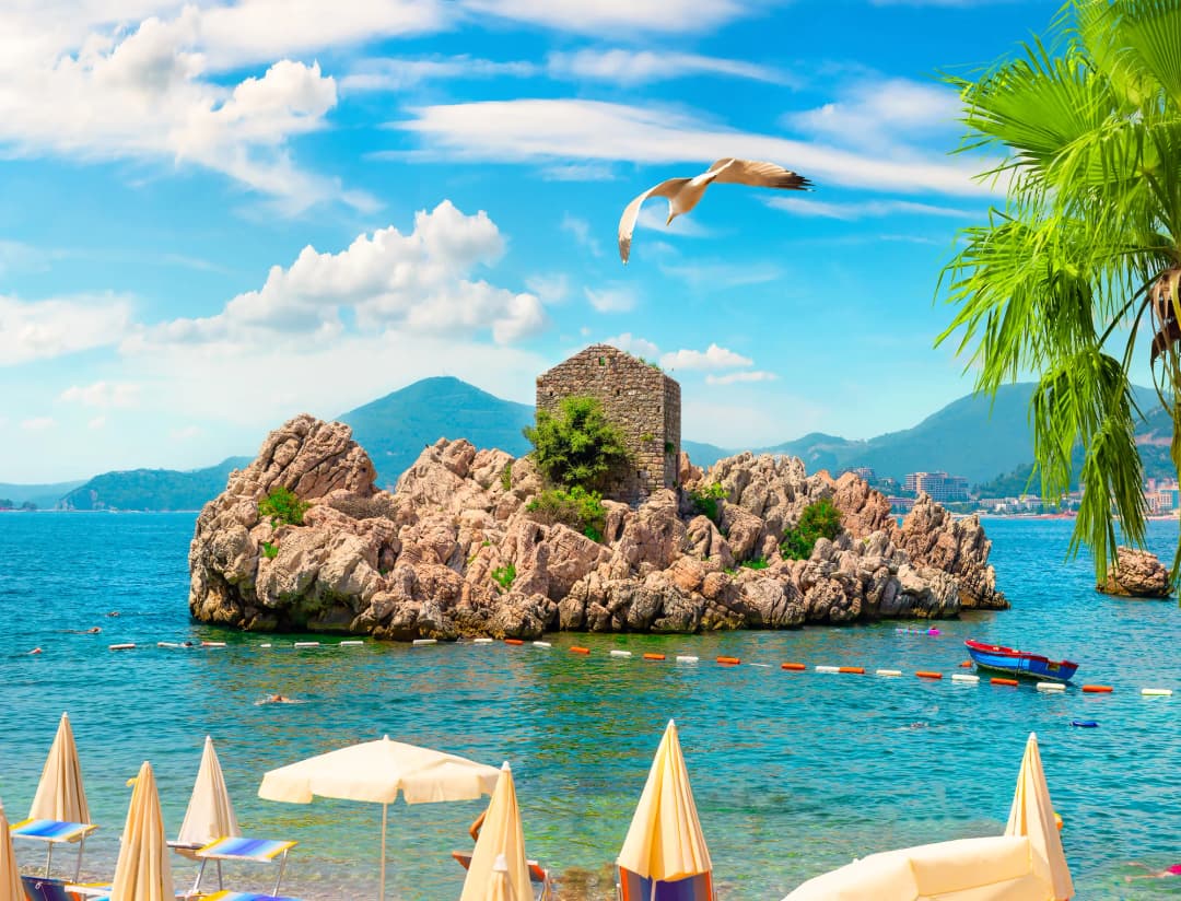 The rocky islet with its stone ruin off Pržno beach