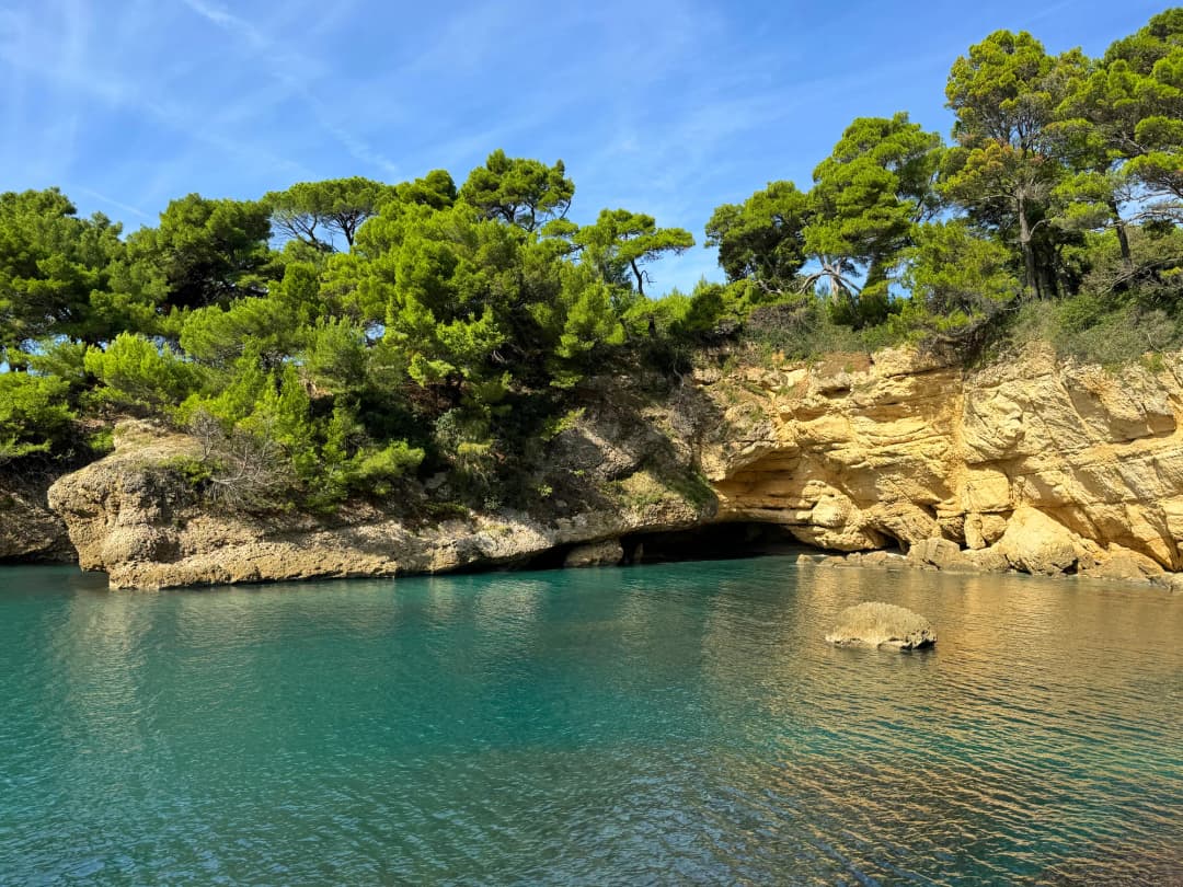 Mala uvala Ženske plaže kod Ulcinja, gdje šljunkovita obala dodiruje more