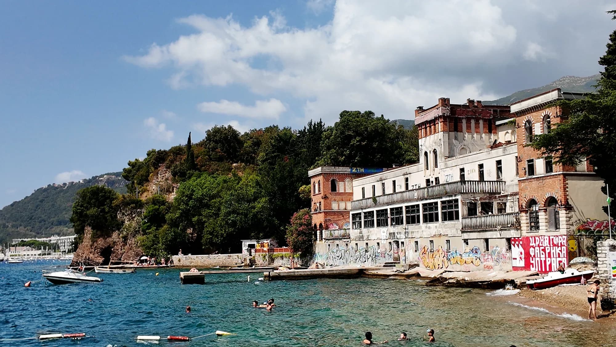 Das alte österreichisch-ungarische Hotel über dem Ufer von Zelenika