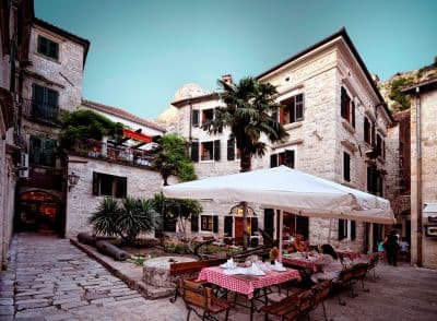 fasada hotela i terasa restorana.JPG