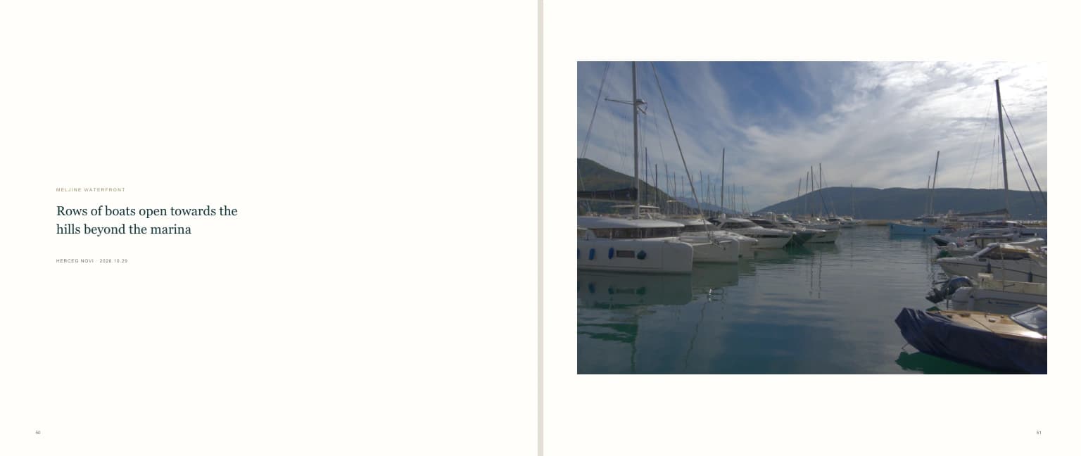 Una sobria página enfrentada presenta una fotografía a página completa de barcos y reflejos en un puerto deportivo