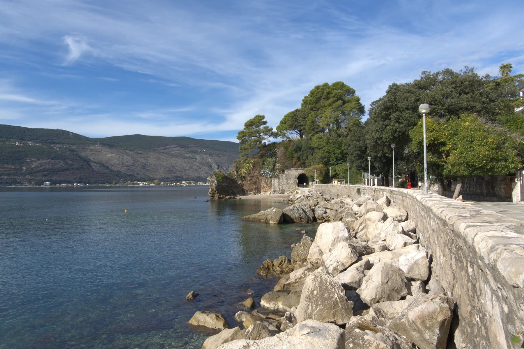 Pinos, un sendero de piedra junto al mar y aguas azules y cristalinas junto al paseo Topla, en Herceg Novi