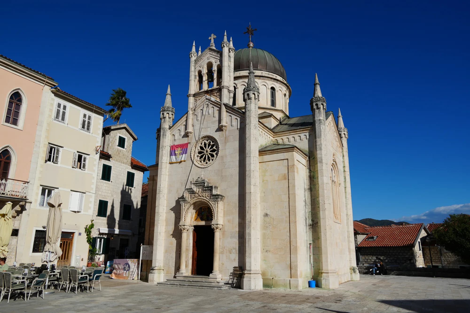 La iglesia del Arcángel Miguel en la plaza Belavista bajo un cielo azul