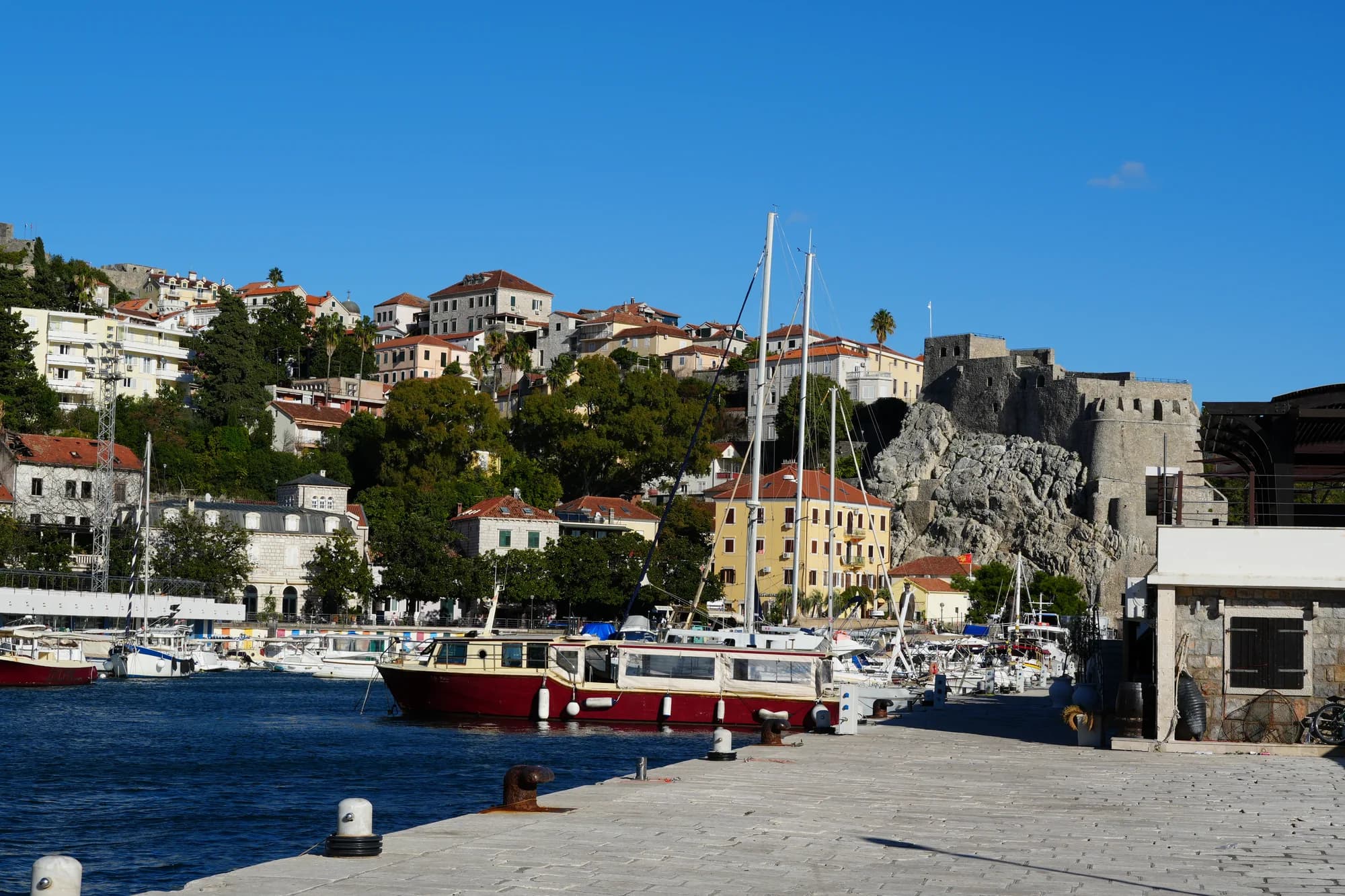 La fortaleza de Forte Mare y el casco antiguo sobre las barcas del puerto de Škver, Herceg Novi