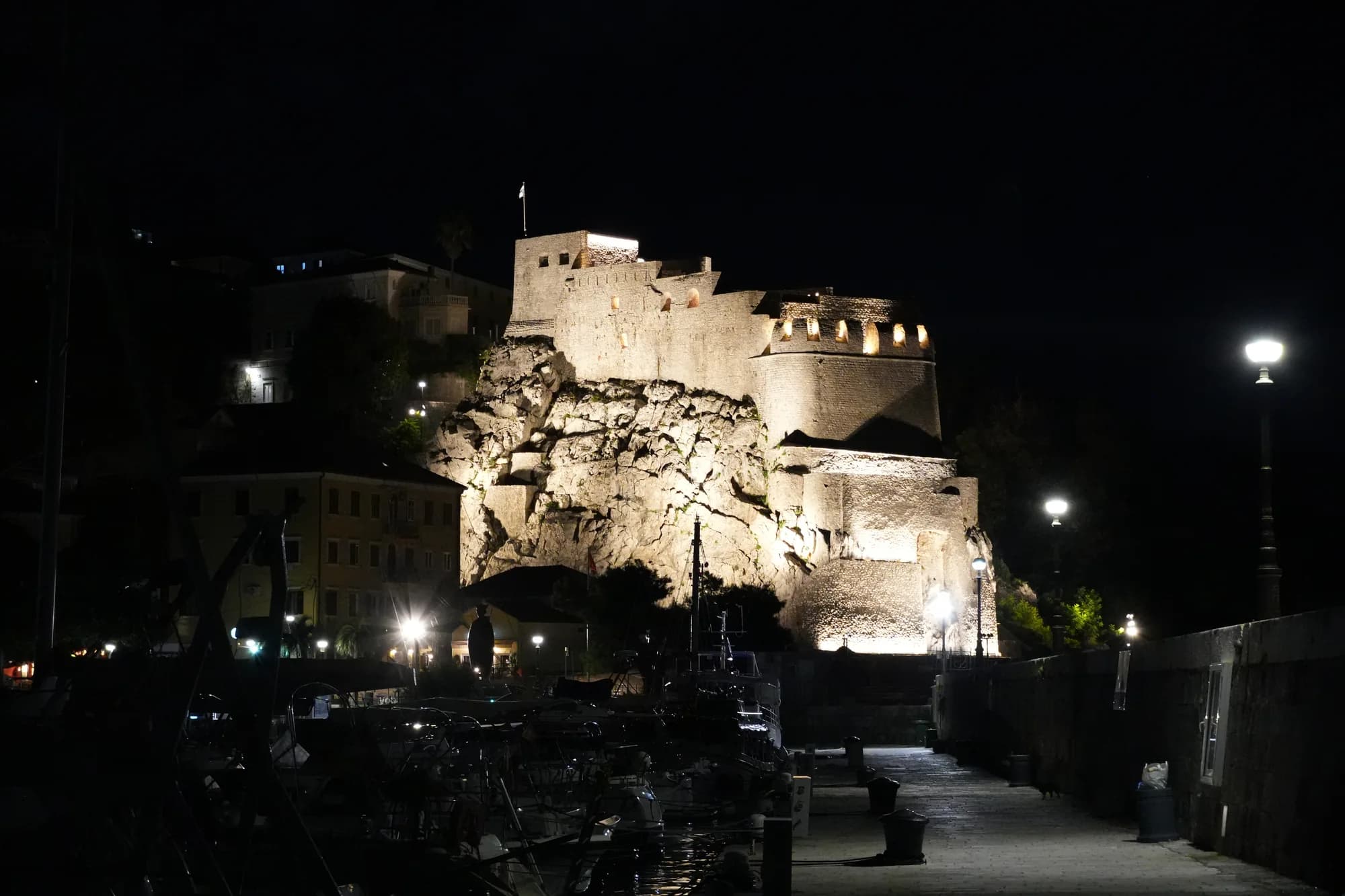 Forte Mare iluminada sobre el puerto de Škver de noche