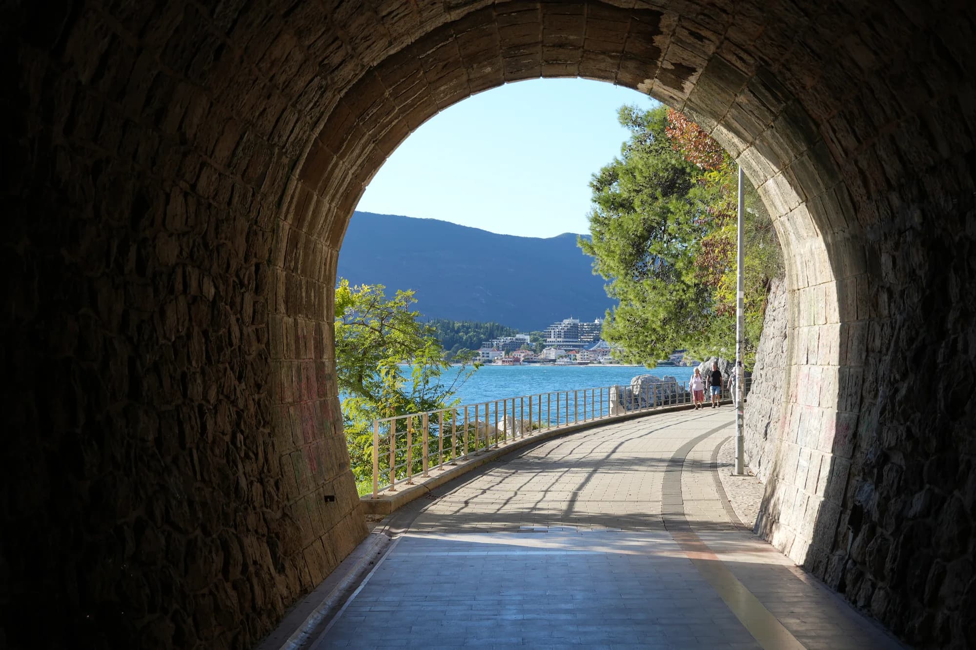 Un antiguo túnel ferroviario que se abre al paseo Pet Danica y a la bahía