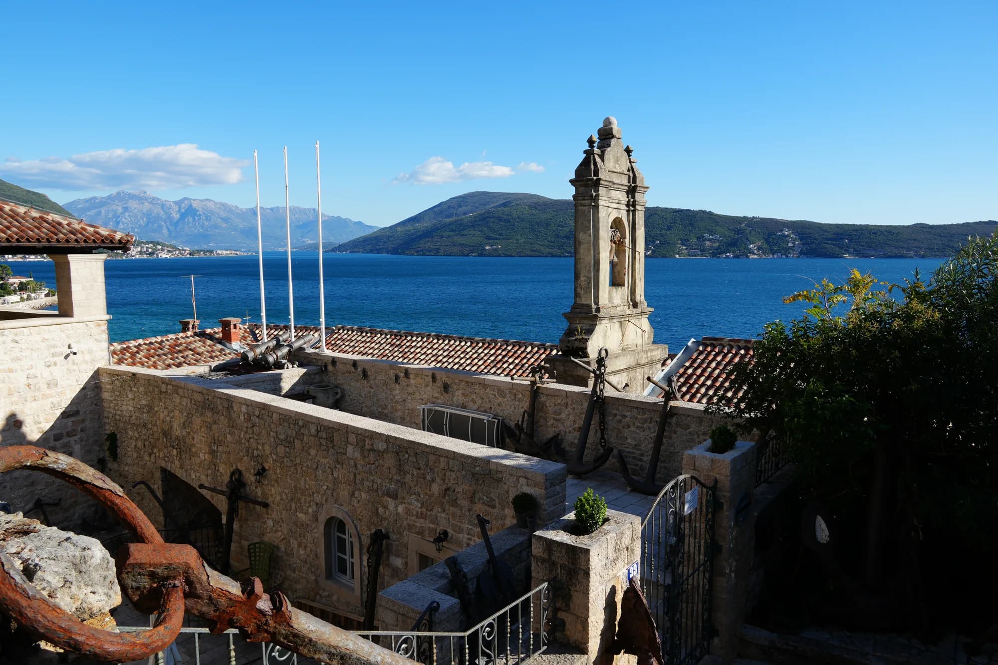 La terraza y el campanario de la iglesia de San Jerónimo con vistas a la bahía de Kotor