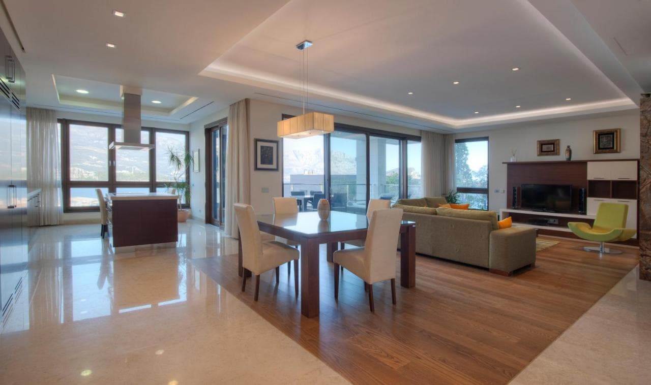 Hotel in Budva - Photo 4