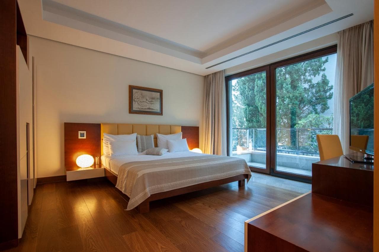 Hotel in Budva - Photo 8