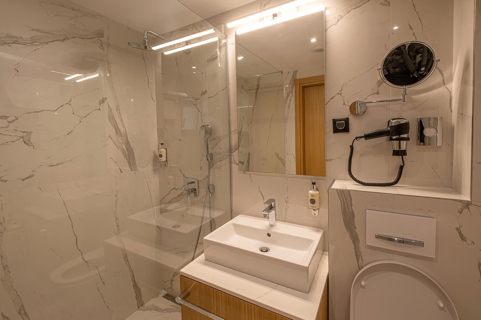 Hotel in Budva - Photo 15