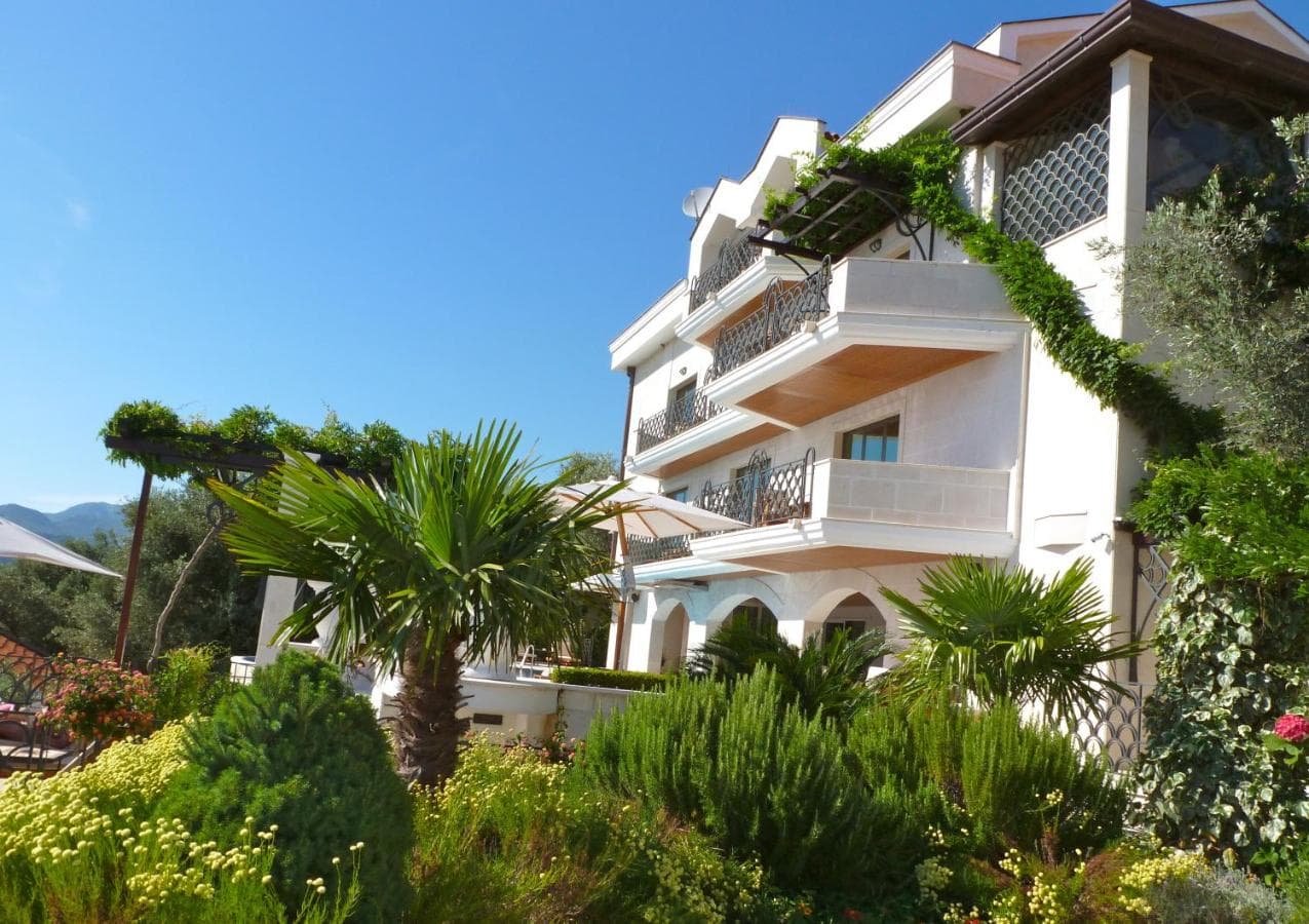 Villa in Sveti Stefan - Photo 1