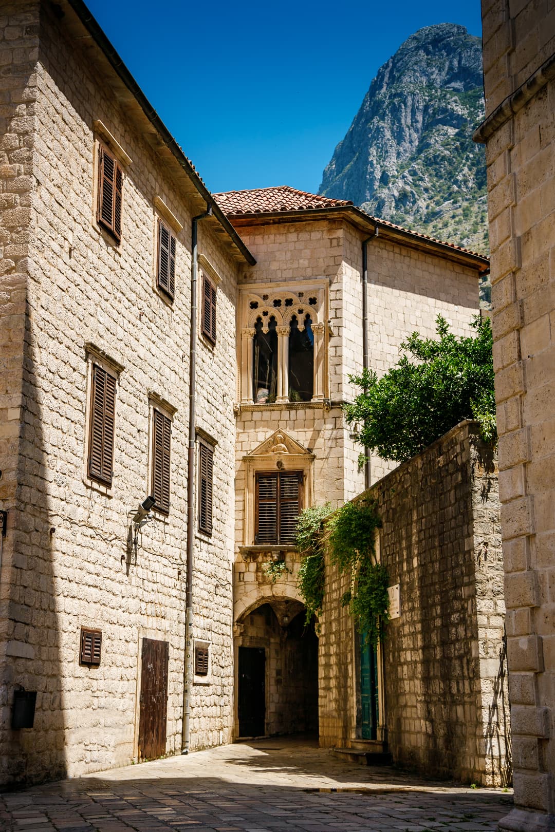 Hermosos edificios de piedra en una calle tranquila en Kotor Old Town