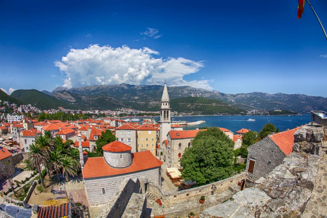 Gamlebyen i Budva, marina og kystlinje under sommerhimmelen.