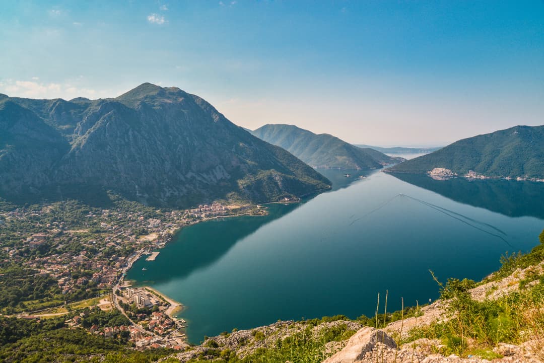 Risan och den inre delen av Baden Kotor, sett från en sluttning