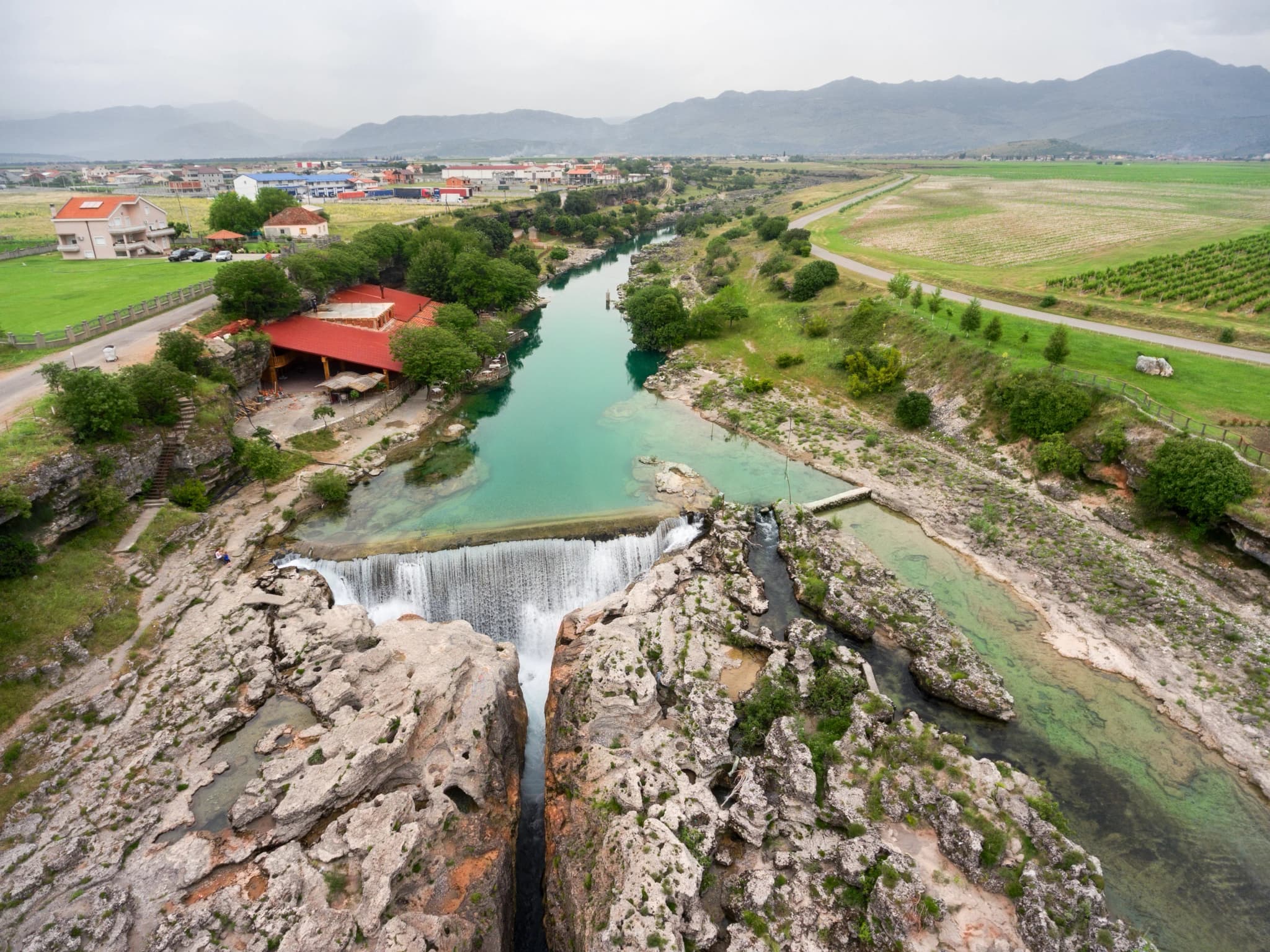 Golubovci: Puerta de Aeropuerto de Podgorica y Acceso Trasero al Lago Skadar