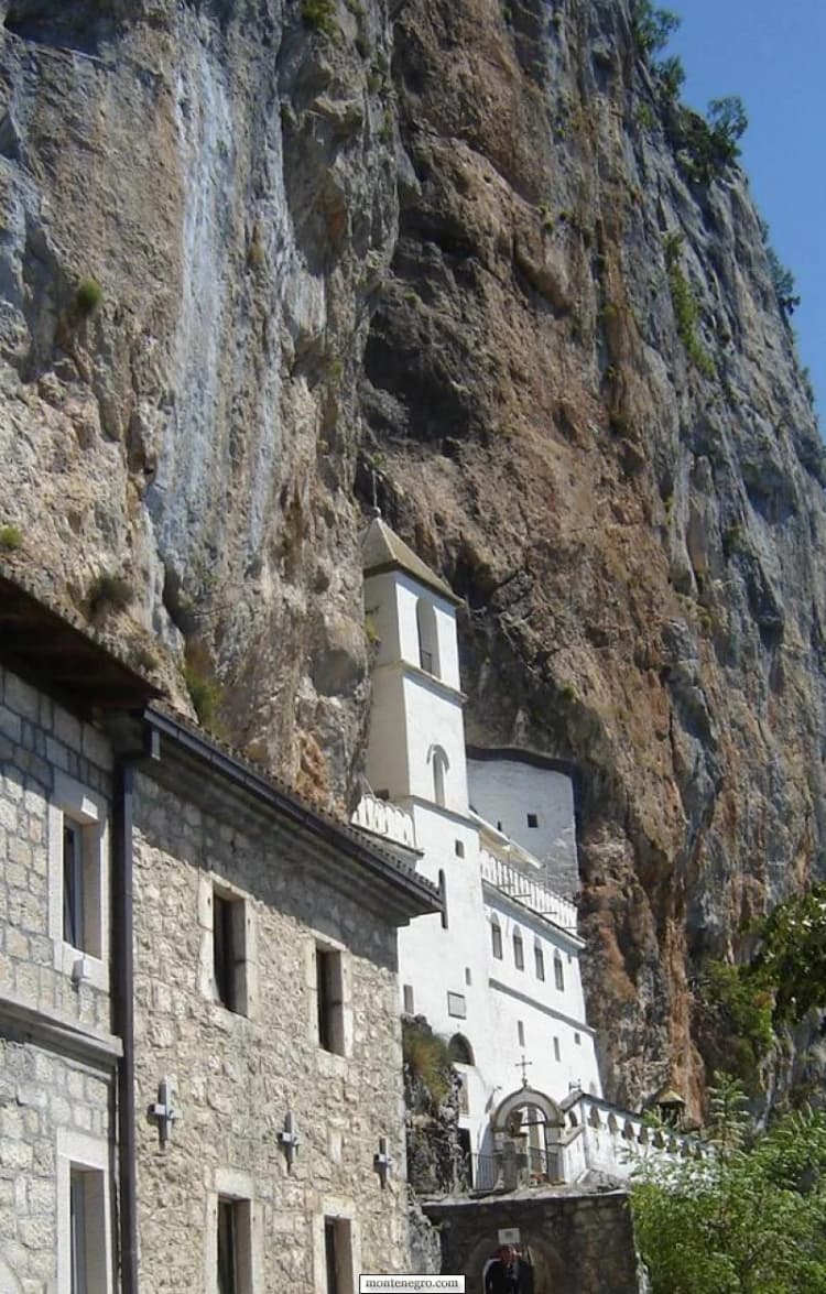 Das obere Kloster Ostrog, in eine hohe orangegraue Felswand gebaut