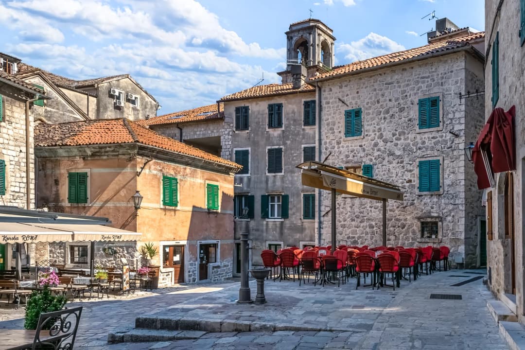 Restaurantes de Budva Casco Viejo por la noche con la ciudadela iluminada de fondo