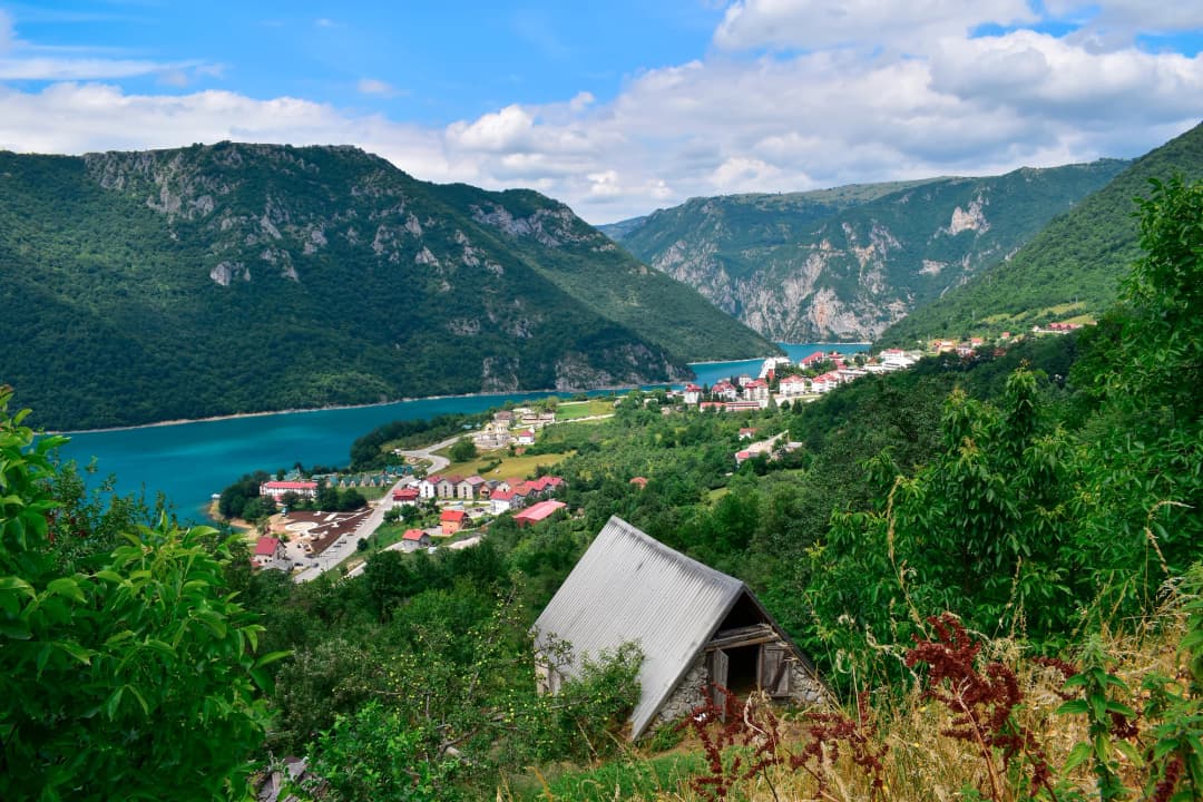 Colección estilo infografía mostrando la distribución geográfica de las 15 actividades de aventura en un mapa de Montenegro, con iconos para cada deporte