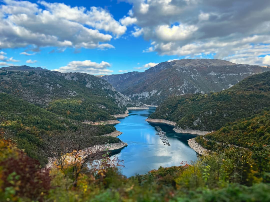 El sendero de cresta aproximándose al pico de Prutaš con los Lagos de Škrčka visibles lejos abajo en sus cuencas glaciares, caídas dramáticas en ambos lados del sendero