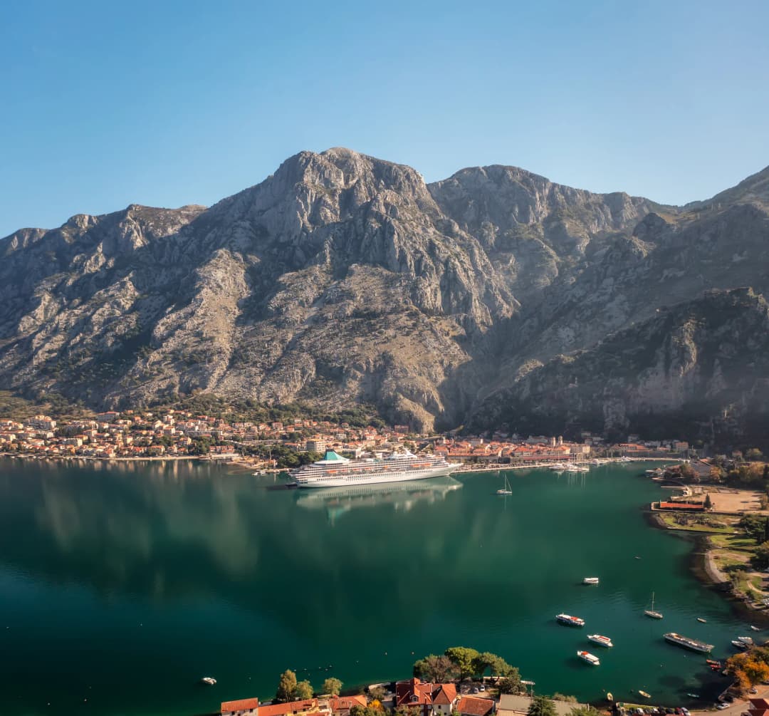 Kotor och den inre bukten, omgiven av berg, sett från ovan