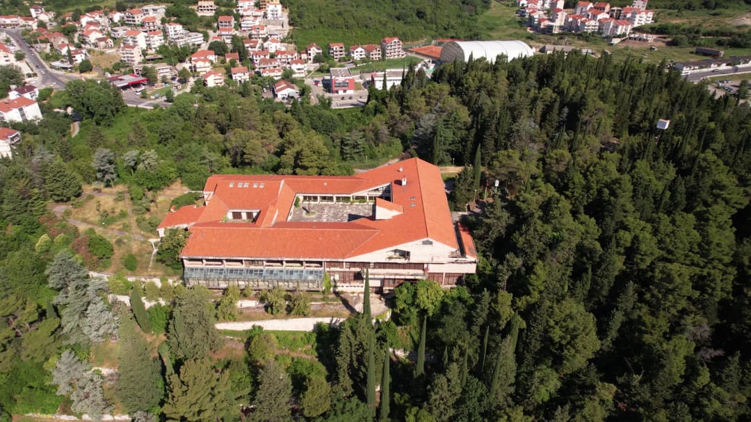 Vila Galeb na brdu iznad Igala