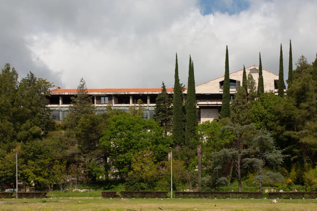Vila Galeb u Igalu iza čempresa