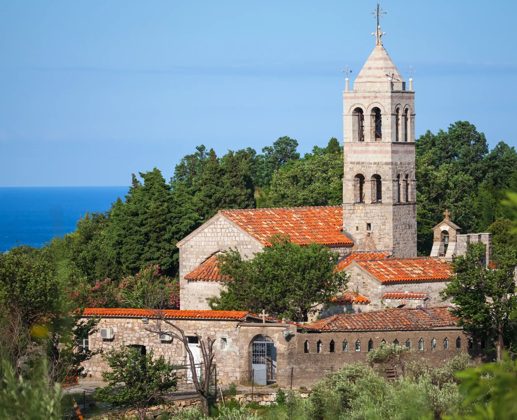 Monasterio de Reževići y la Copa de Piedra de Vino
