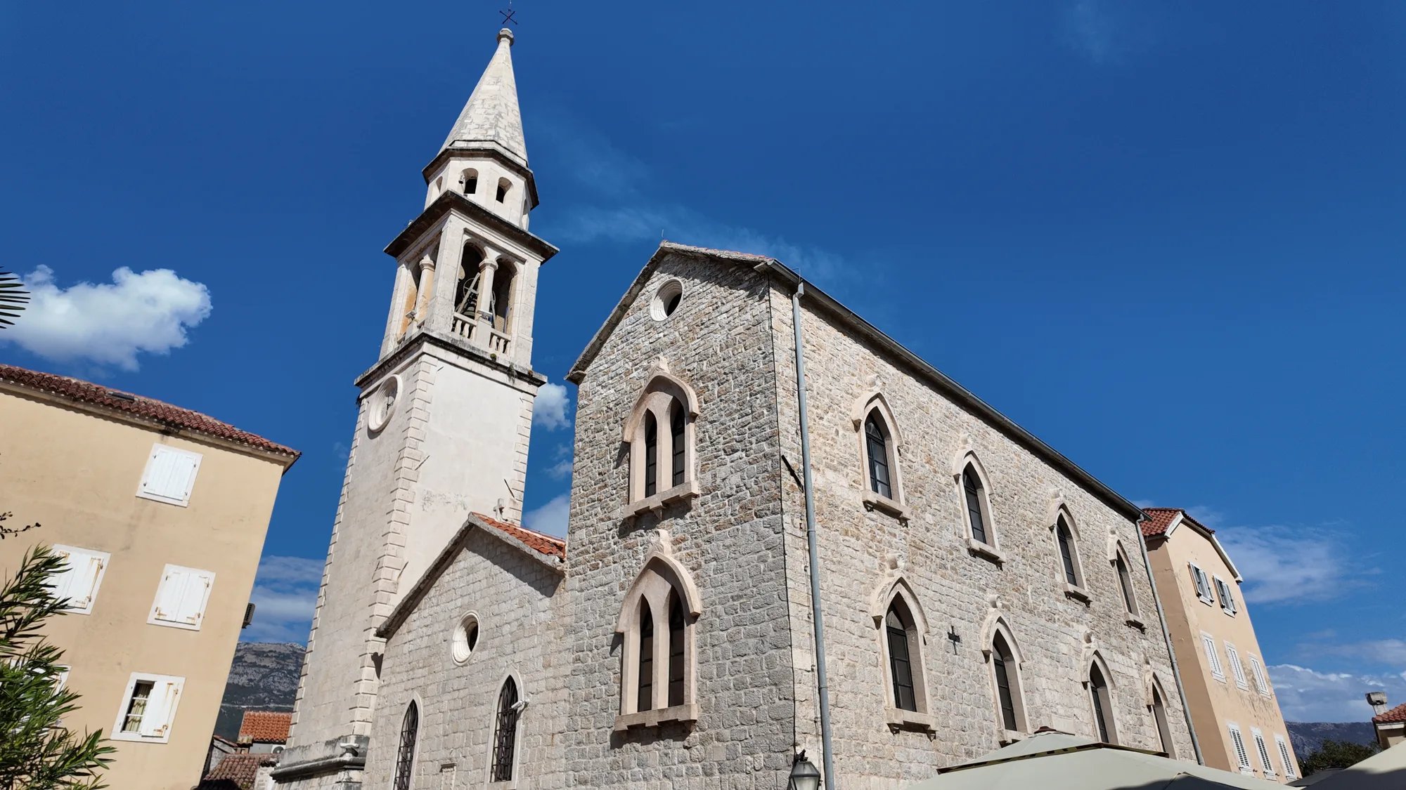Sankt Johannes kyrka och dess klocktorn i gamla staden mot en djupblå himmel