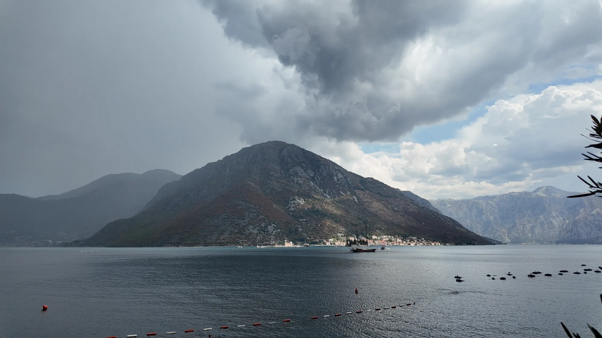 Una nube de tormenta sobre Perast y el islote de Sveti Đorđe, vistos al otro lado del estrecho desde Kostanjica
