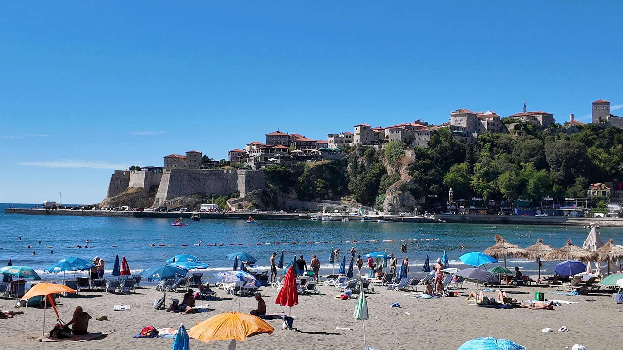 Mala plaža i september, med Kalajas murar och gamla staden på klippan ovanför sanden
