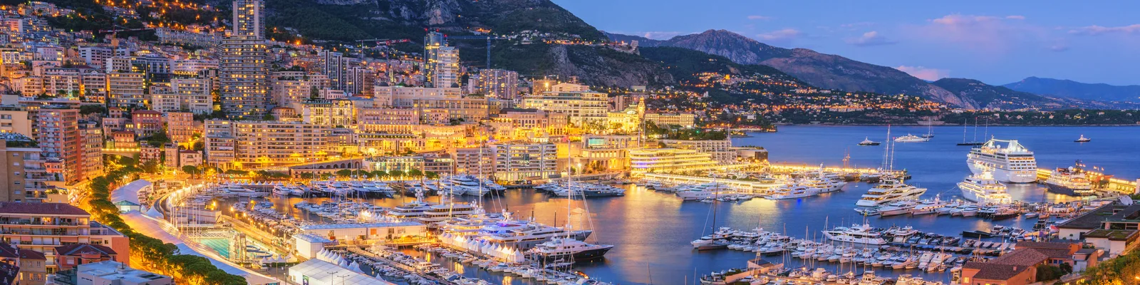 Türme von Monte Carlo und Luxusyachten, die Monacos Hafen Hercule an der Französischen Riviera füllen