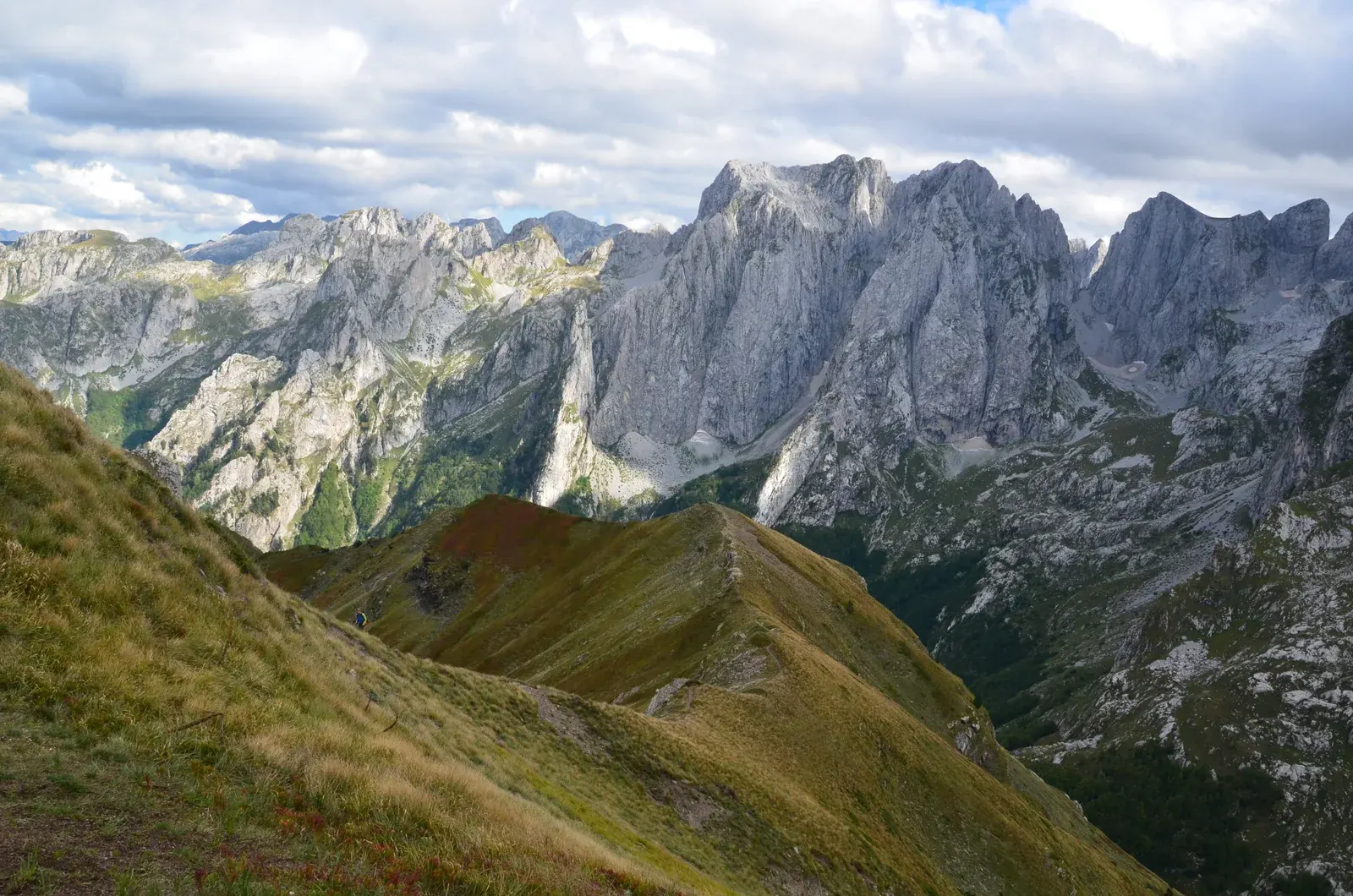 Escena nevada en las montañas de Durmitor con un telesilla o pinos cubiertos de nieve