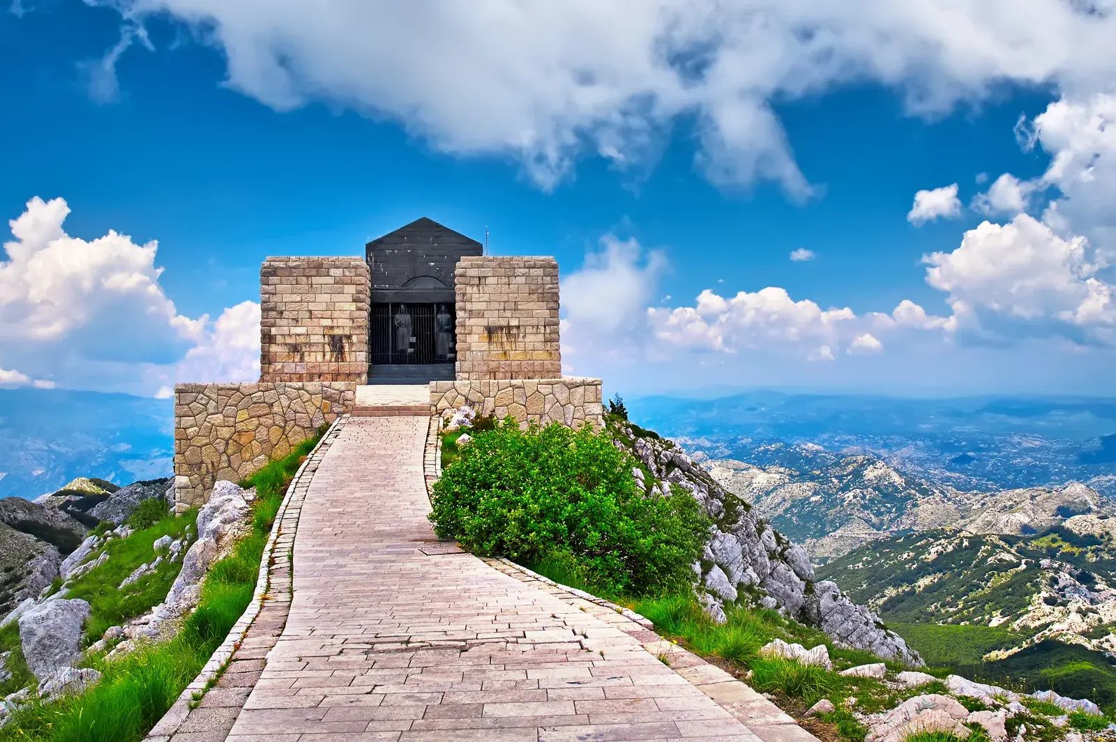 la vista desde la fortaleza de San Giovanni de Kotor mirando hacia el casco antiguo y la bahía