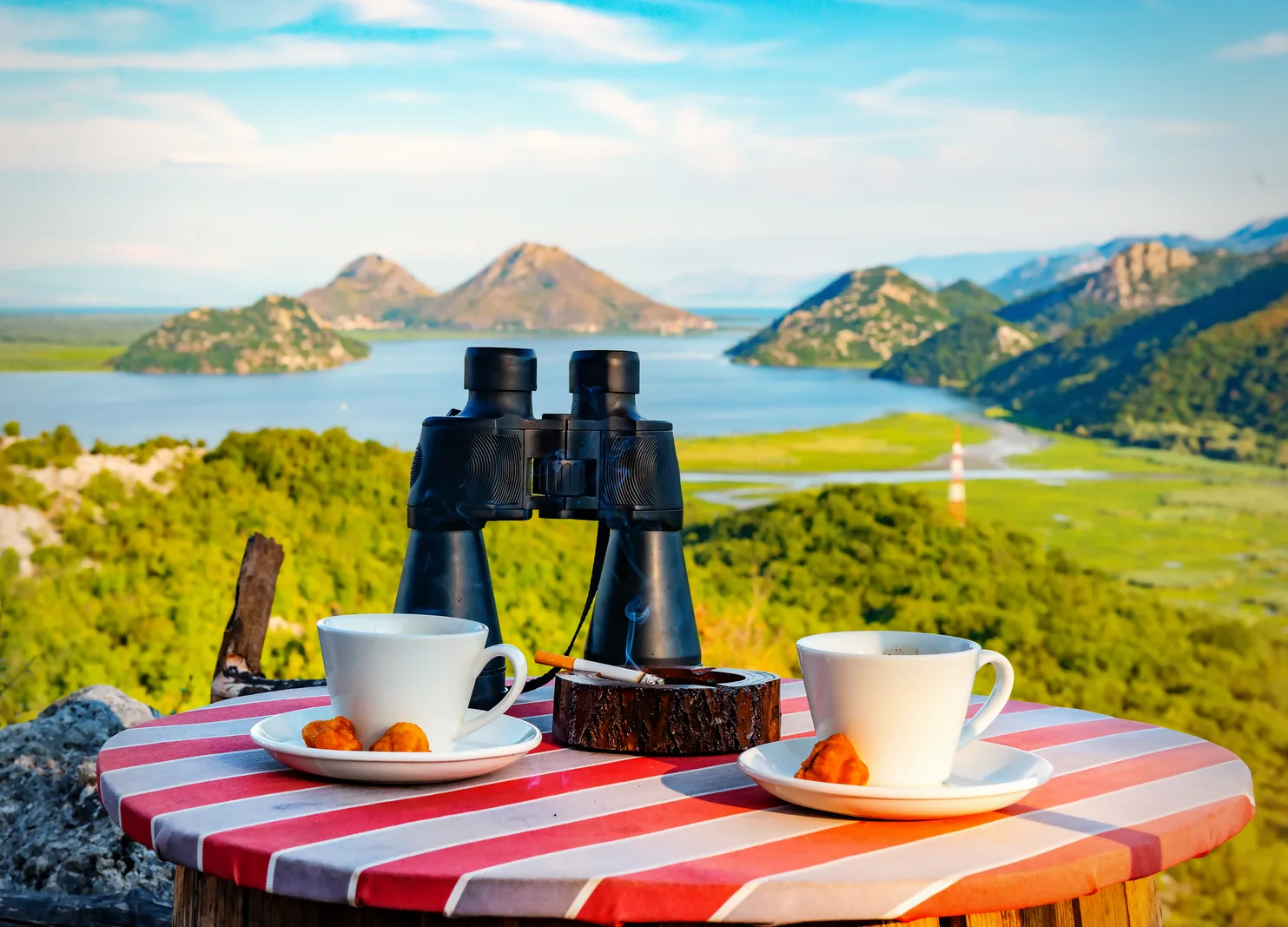 una última escena de café en las murallas con vistas al Adriático, con las maletas hechas al lado