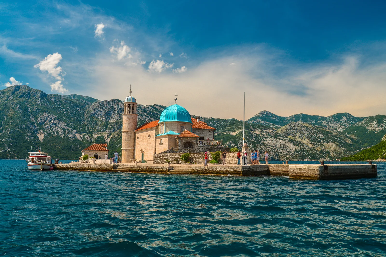 La iglesia de la isla Our Lady of the Rocks con su cúpula azul frente a Perast en la Bahía de Kotor
