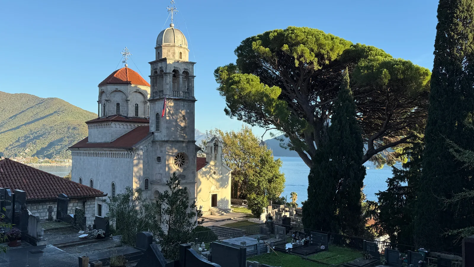 El Monasterio Savina sobre la Bahía de Kotor cerca de Herceg Novi, enmarcado por pinos y cipreses