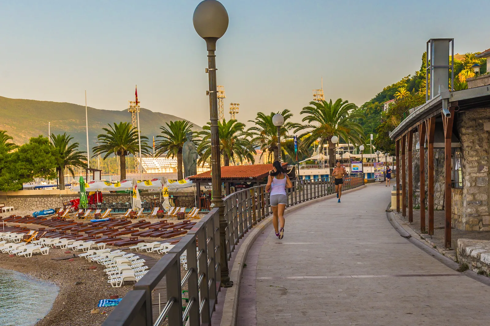 El paseo marítimo Pet Danica bordeado de palmeras en Herceg Novi a la hora dorada
