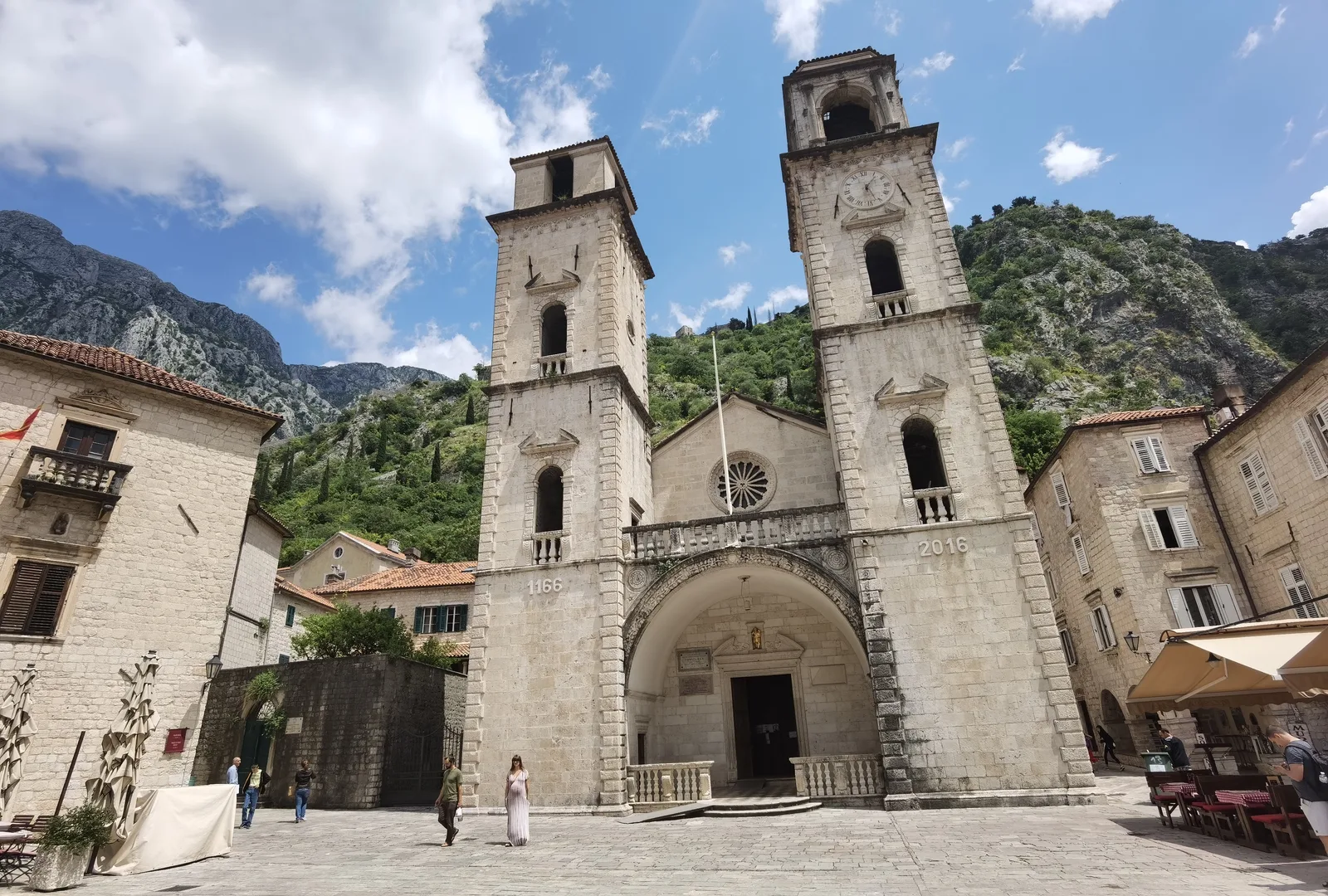 Primer plano de la fachada de piedra de la Catedral de San Trifón y sus torres gemelas en Kotor