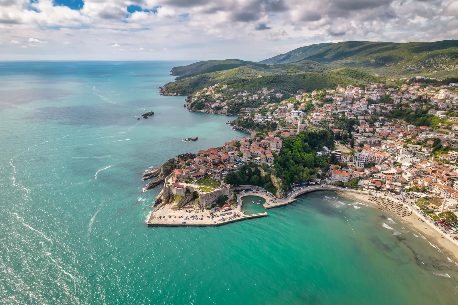 Vista aérea del Casco Antiguo de Ulcinj y su fortaleza en la península rocosa sobre el Adriático turqueso