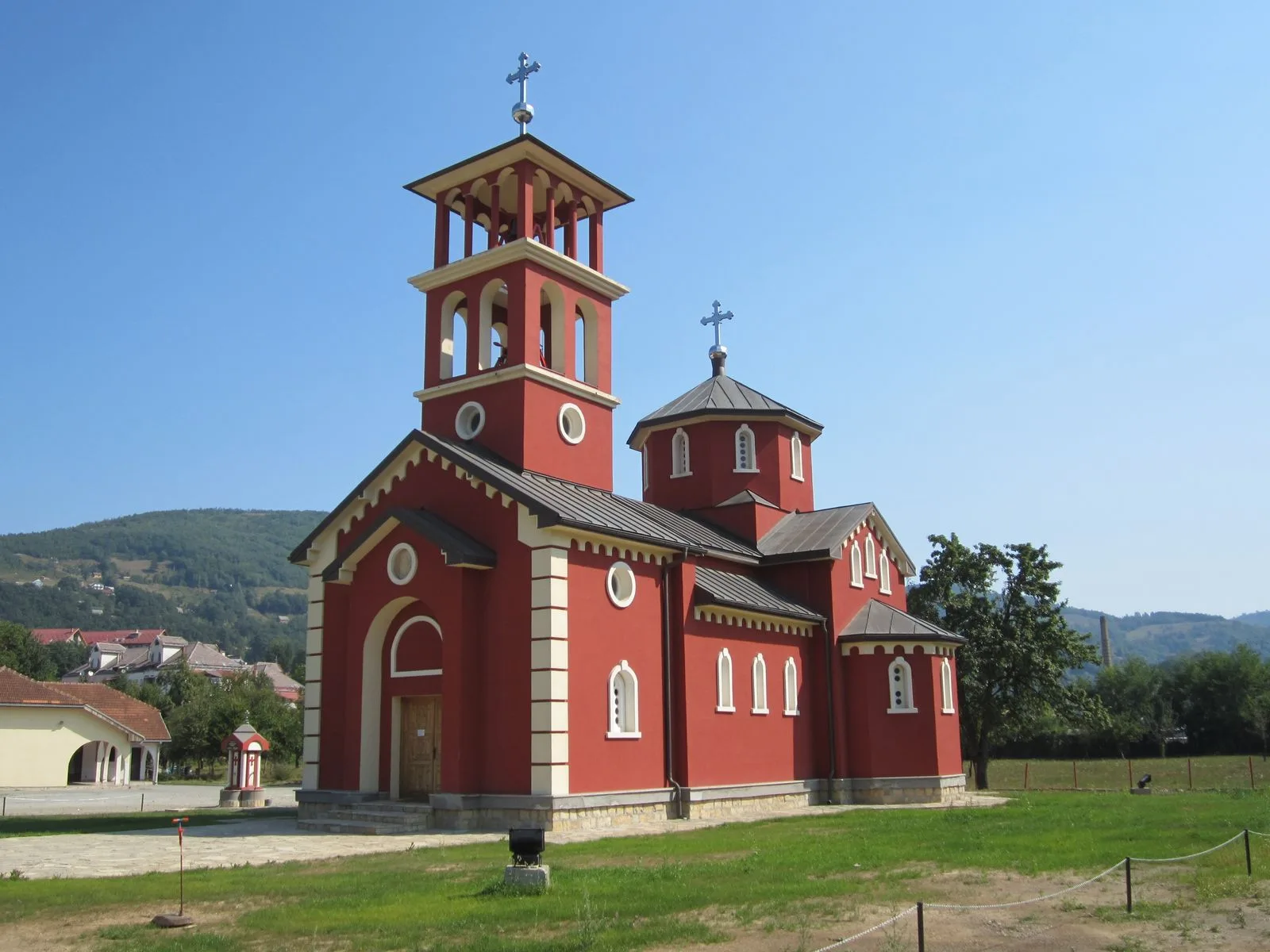 Mojkovac oggi: case e strade si allungano lungo la valle della Tara, sotto i colli boscosi.