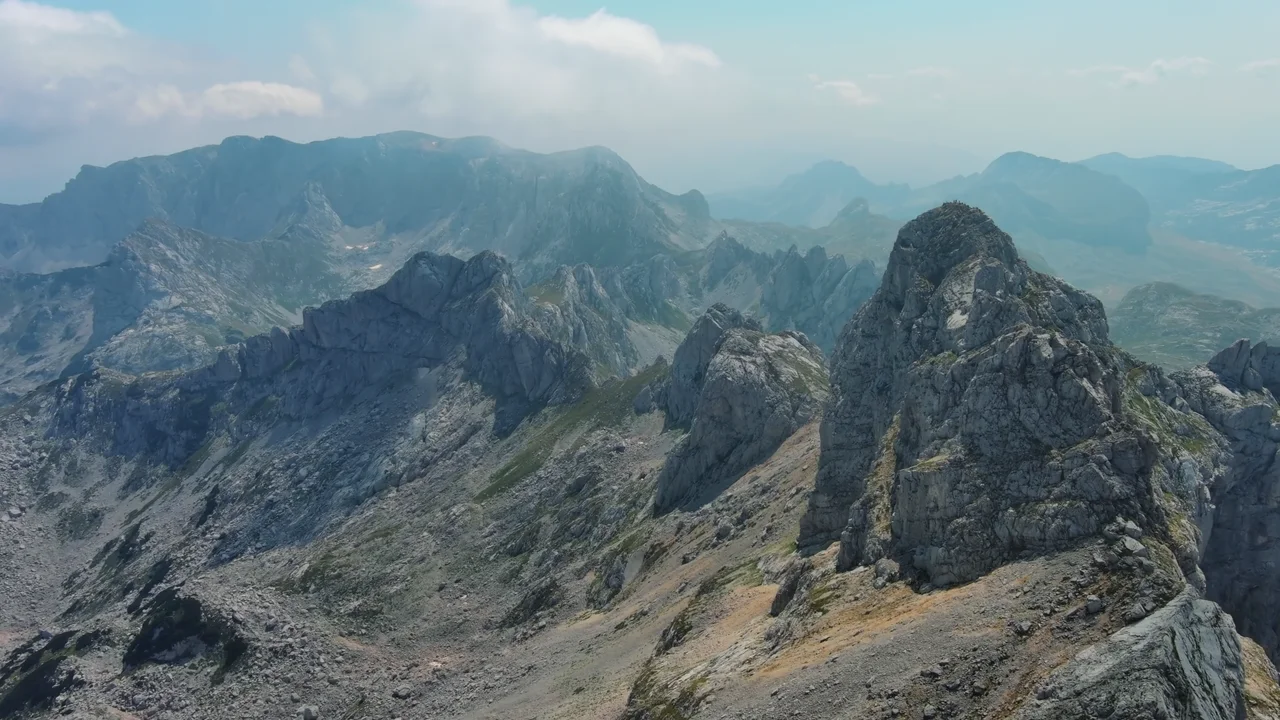 Planinski vrhovi prekriveni snijegom u Durmitor National Park, Crna Gora