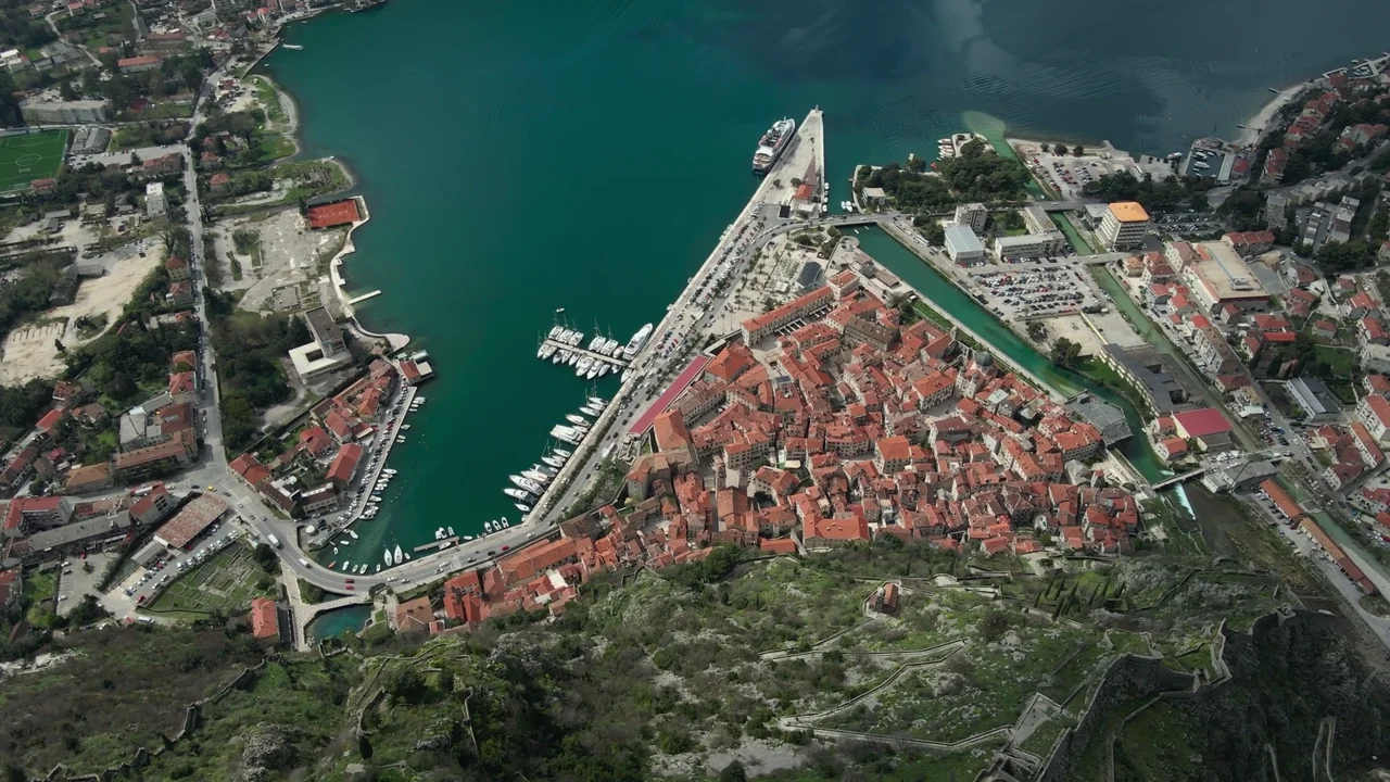 Uske popločane ulice u Crnogorski stari grad s kamenim zgradama