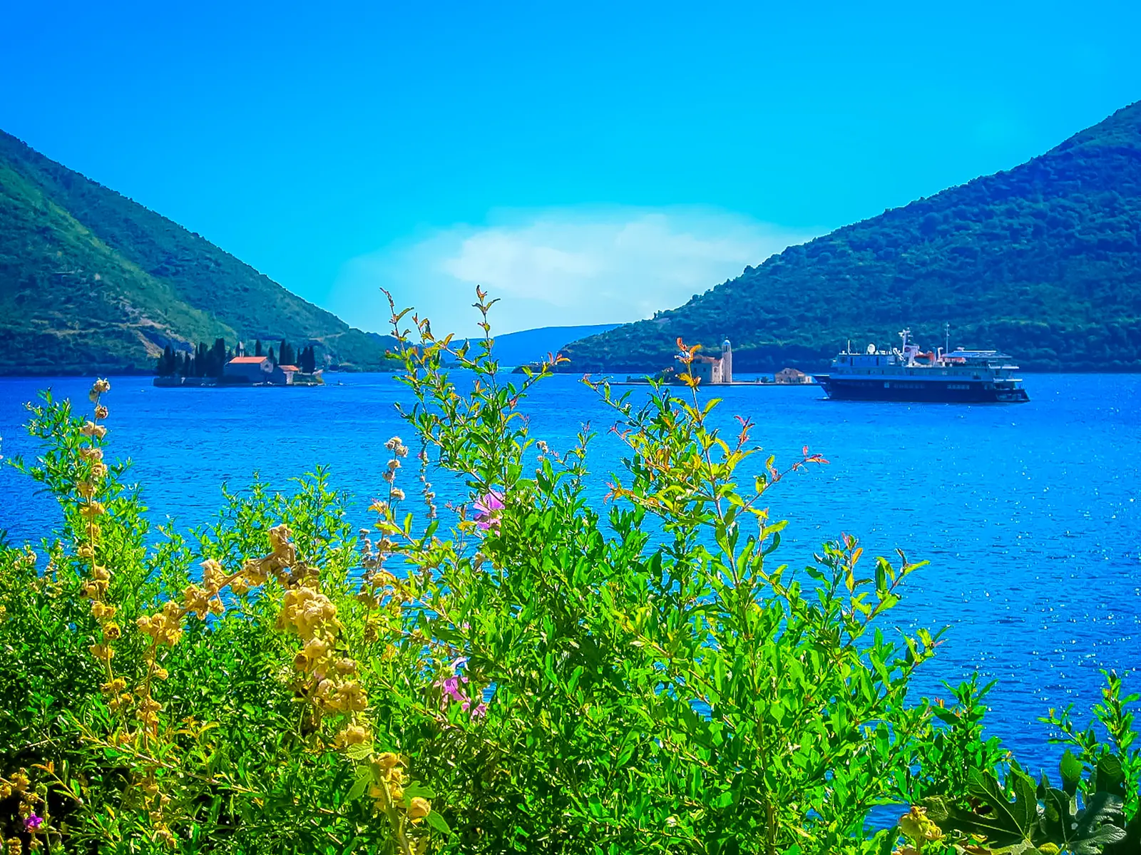 El pueblo de Risan en la costa norte de la Bahía de Kotor bajo las montañas Orjen